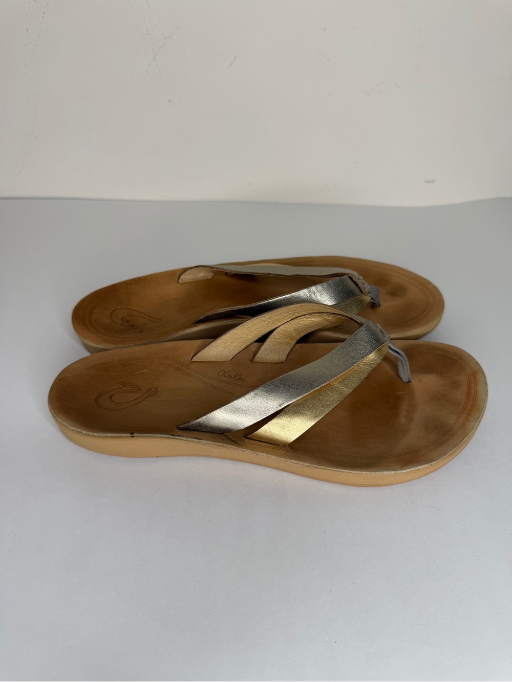 OluKai Thong Sandals Kaekae Metallic Gold Leather Women’s 7 Beach Comfort Summer